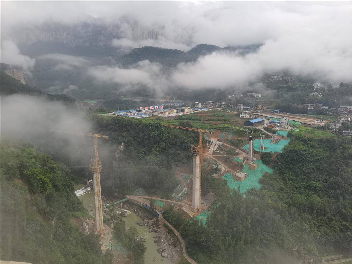 近500名建筑商急于在国家日建造三个喉咙。 Yaojiaping Water Conservancy Hub Sprin