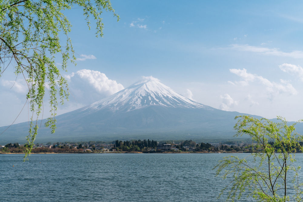 日本富士山“第一冠雪”今年晚了