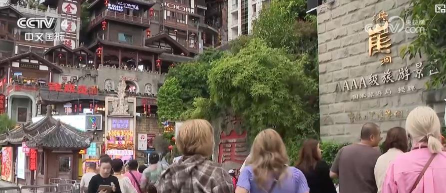 在两个路节中的跨境旅游欢迎两条路的繁荣，中