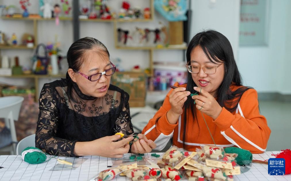 用他有力而灵巧的双手创造幸福生活。