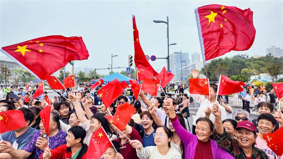 热情的！搅动视谷弗拉特游行的街道的旗帜无穷
