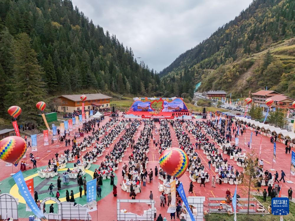 四川黑水：冰川开启多彩森林旅游季