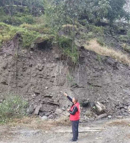 七人疏散后,崩塌岩石