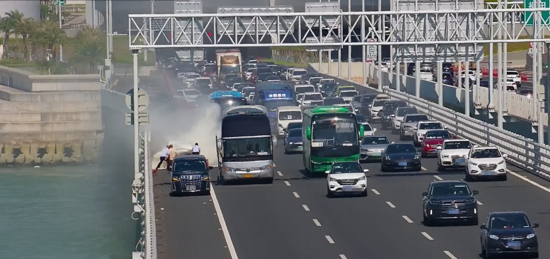 一辆小型汽车射向Henzhen-Zhongshan的大厅,三个驾驶员前进