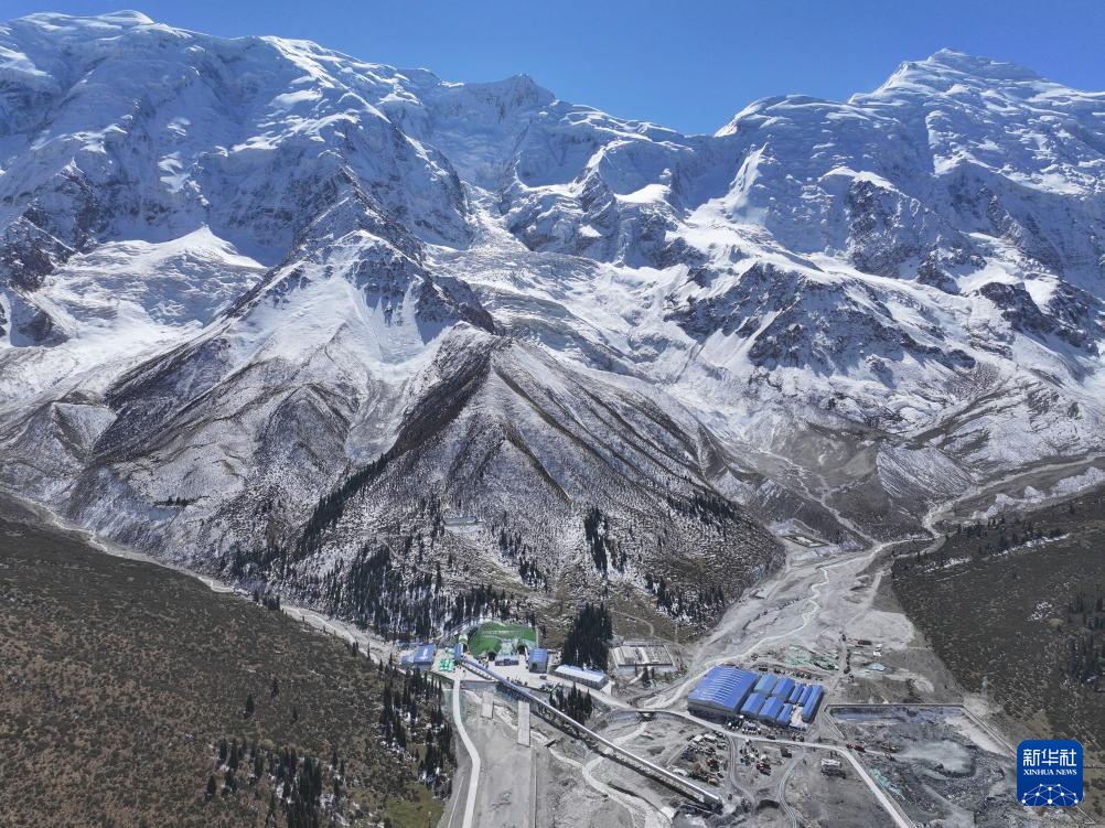 在天山山上建一条道路