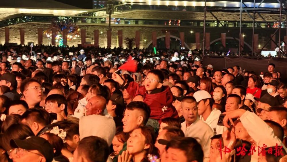 Աѩ10,000һ򣺳ǧ˻̻ˮ