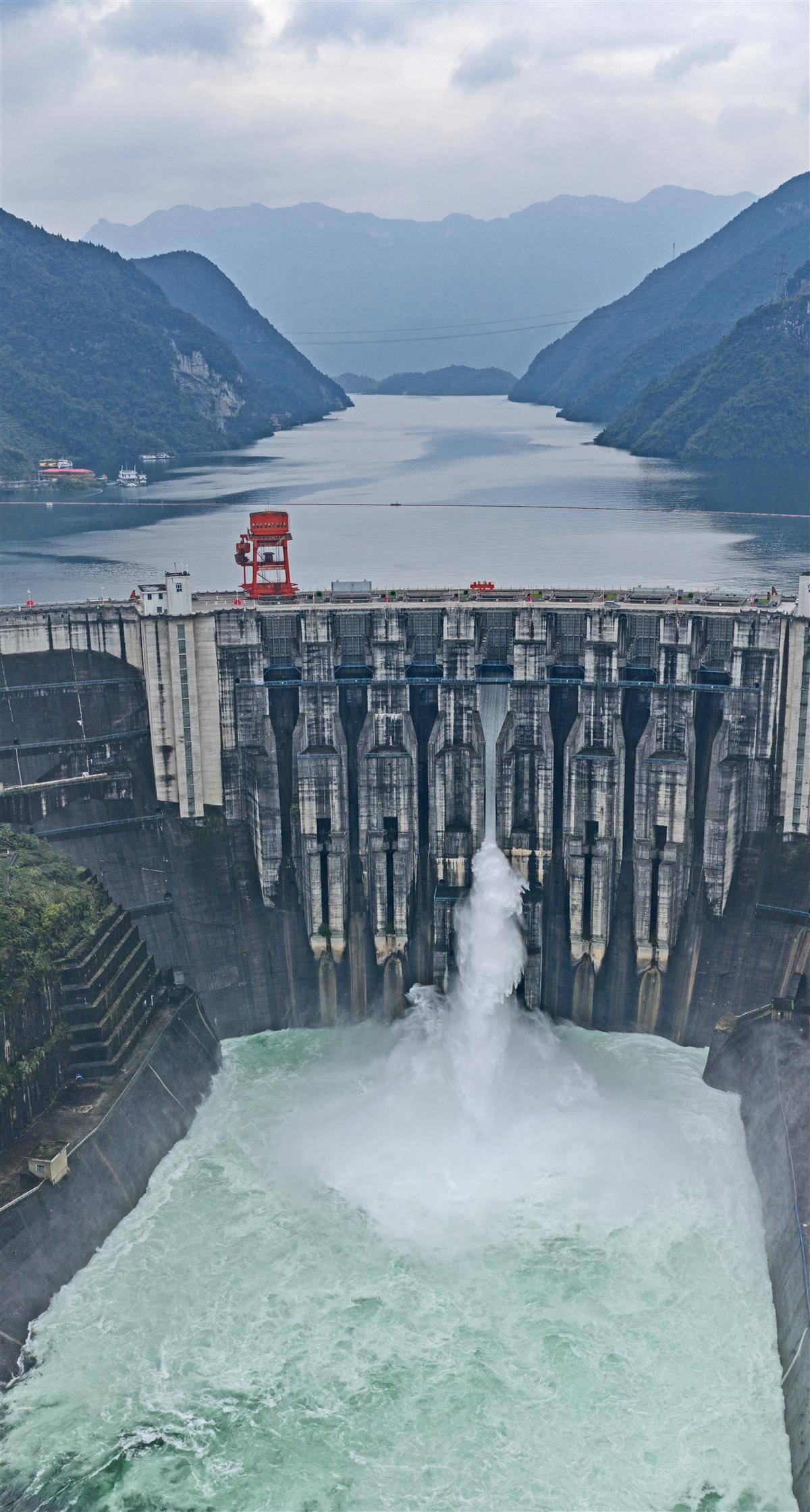 隔河岩水库2016年以来首次反季节泄洪
