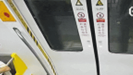 地铁3号线突发紧急情况！一群人立即行动起来！