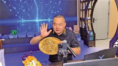 它拥有近百万粉丝，他们记录乡村生活，用这个