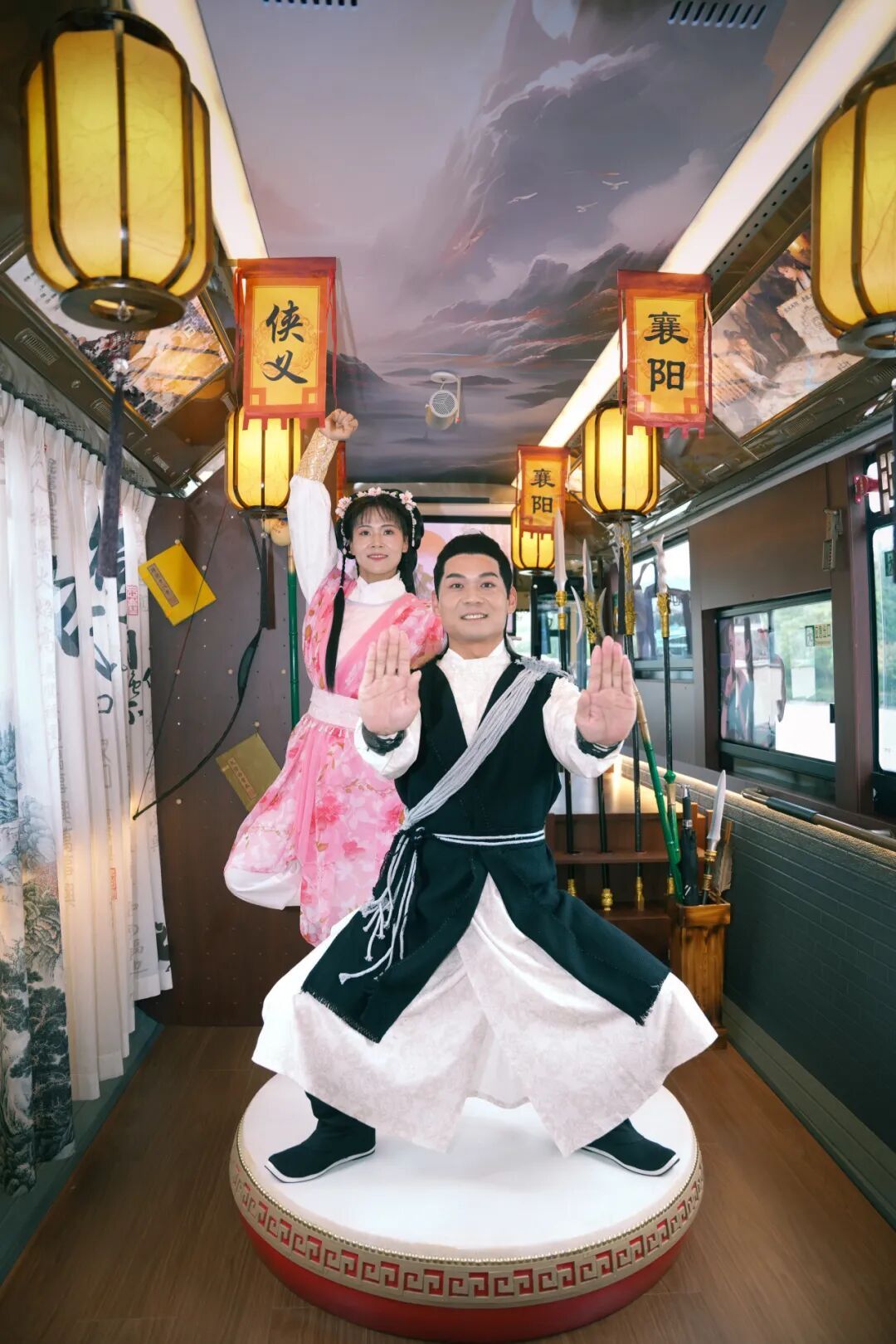 “郭靖黄蓉”将担任司机！这列火车正在燃烧