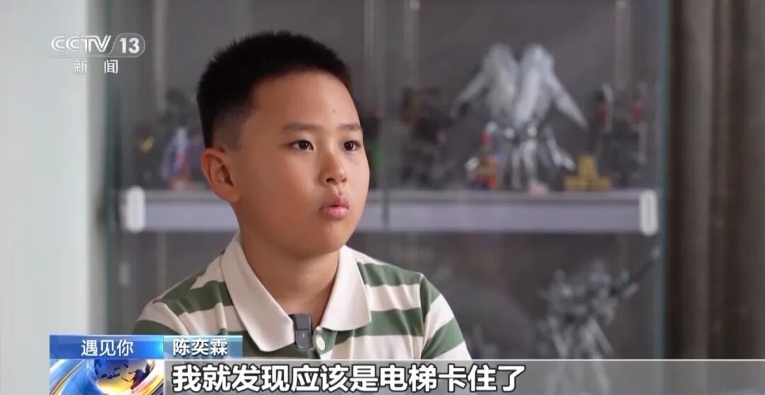 “马上就会有人开门了，别害怕，我们走吧！”