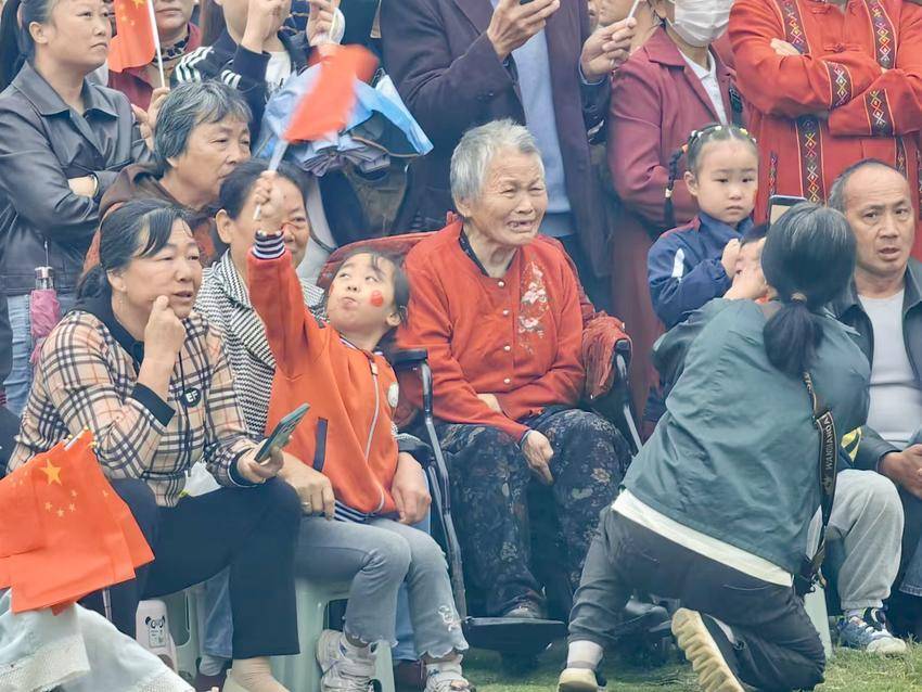 Dawufengdian：坐在轮椅上，我们一起去了“乡村比