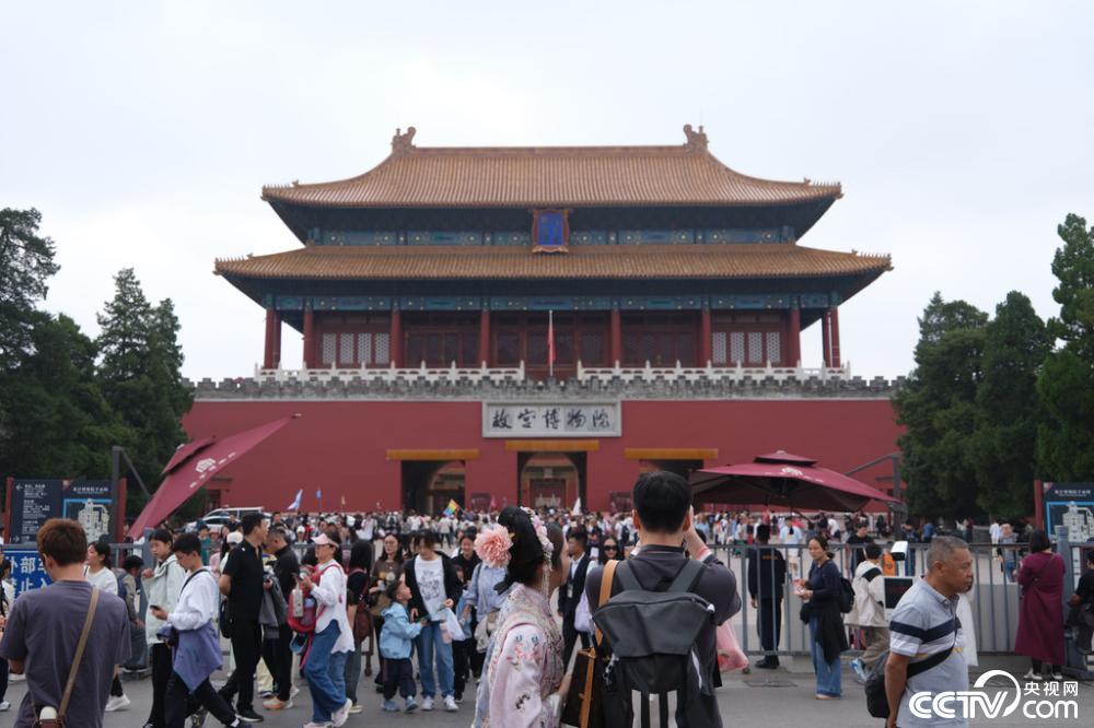 国庆节的第四天和Aitom节将北京的文化和旅游市场
