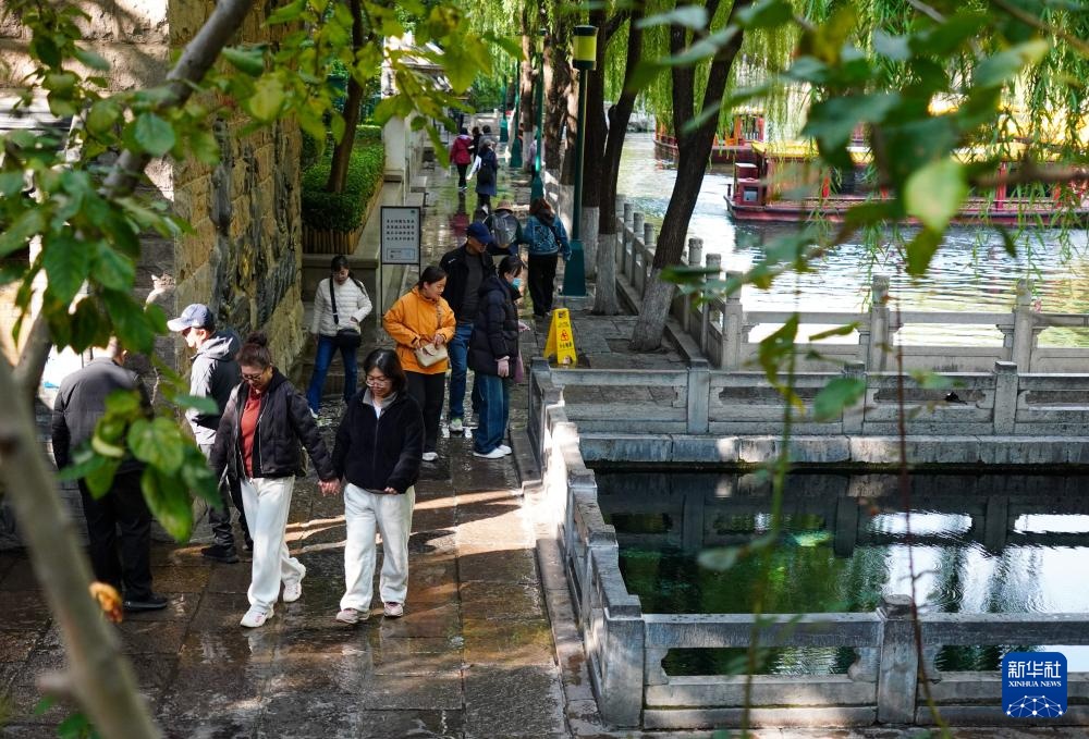 济南:春绿路上赏春色