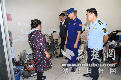 多道区多部门联合夜间开展电动自行车消防安全