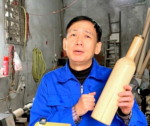 一名男子悬赏一百万美元，要求他使用车床生产