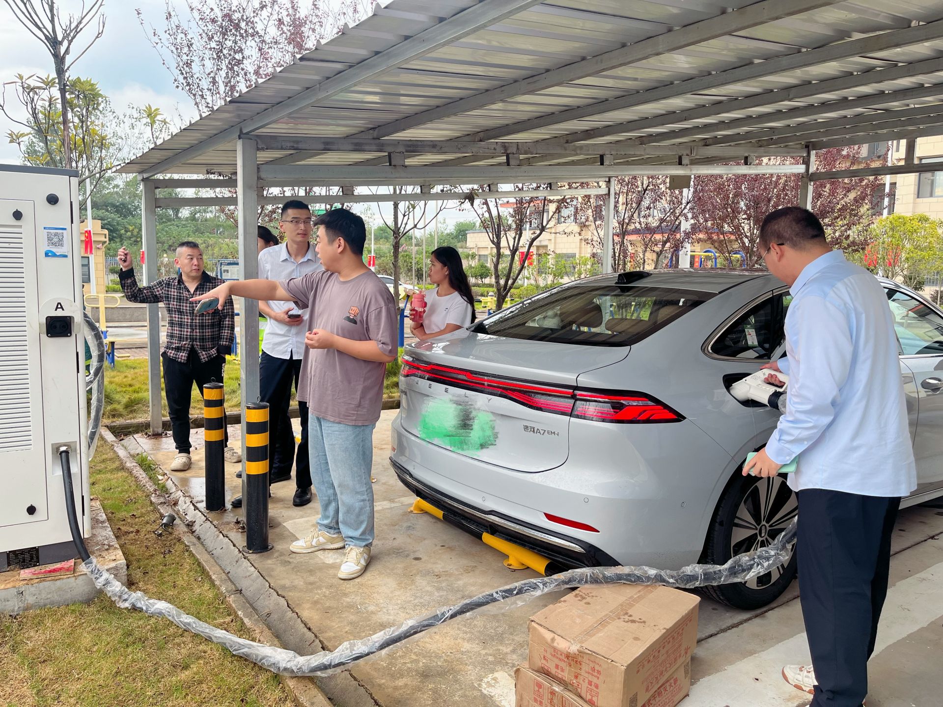 收费站新增智能充电桩，为高速公路服务体系增