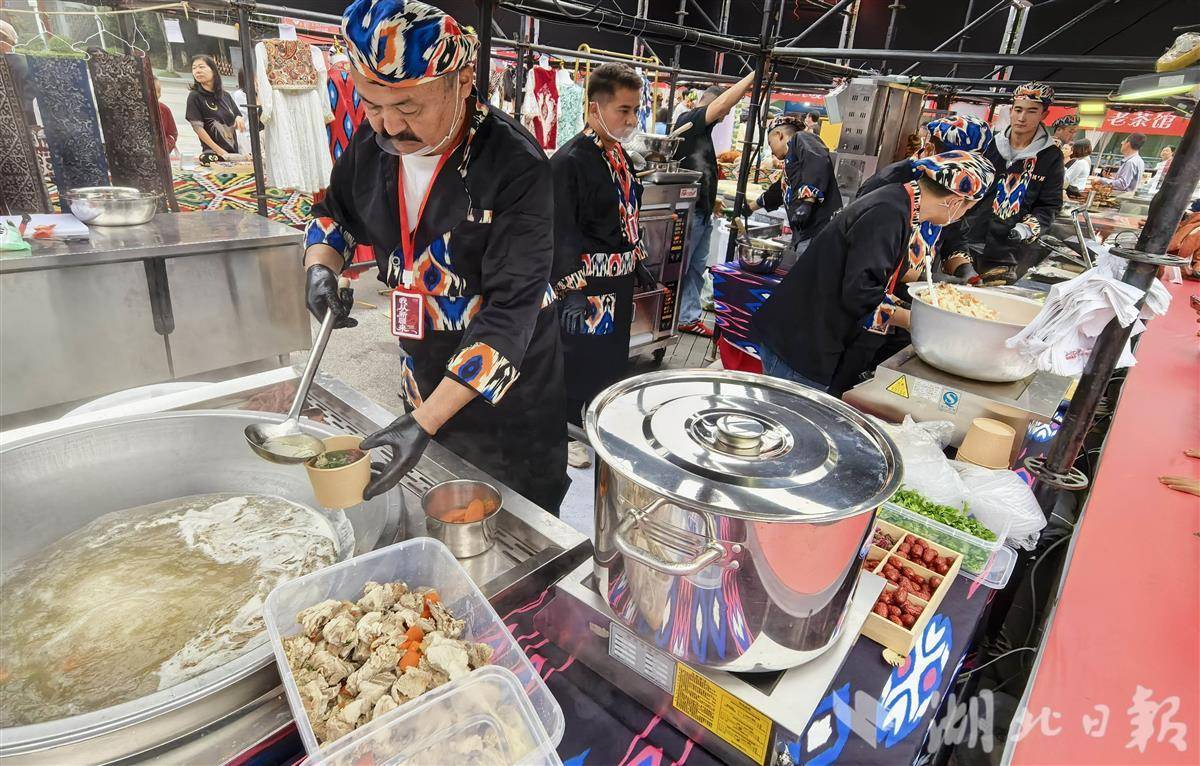 新疆歌舞迷你义卖亮相宜昌街头