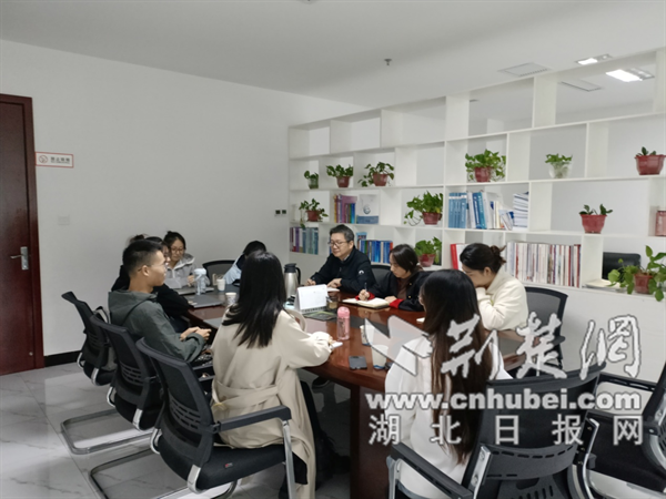 张湾区统计局召开汉江师范学院实习生座谈会
