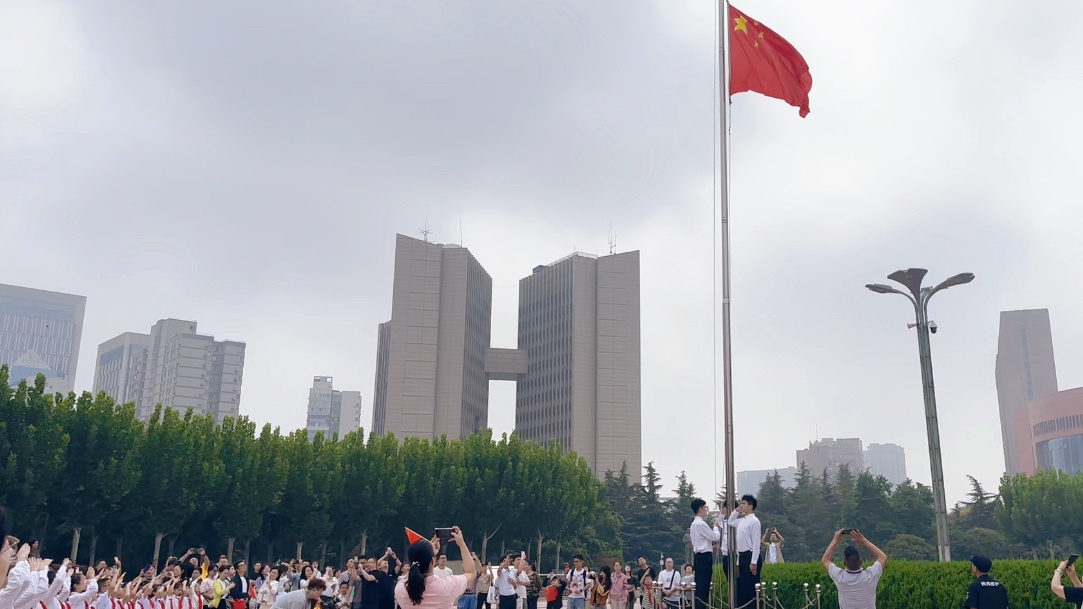 但！洪山广场庆祝了一个旗帜装饰仪式，数百名