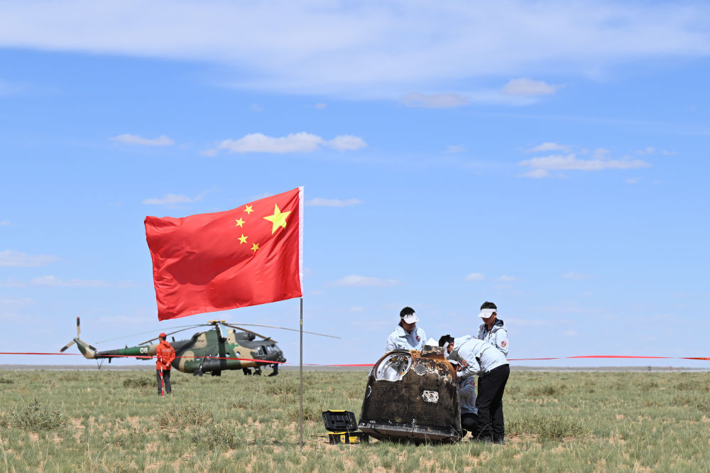对宇航员产生的责任-Chang'e -6任务团队赢得了世界