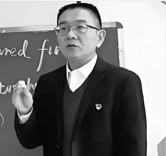 学生偷鸡柳校长病逝，享年54岁！提起儿子去世的消息……