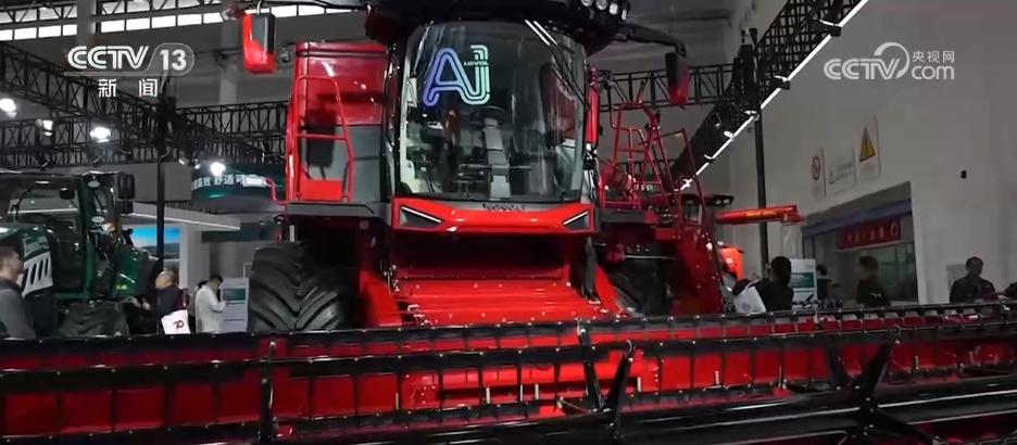 国际农机展上出现各种“黑科技”。智能农机让