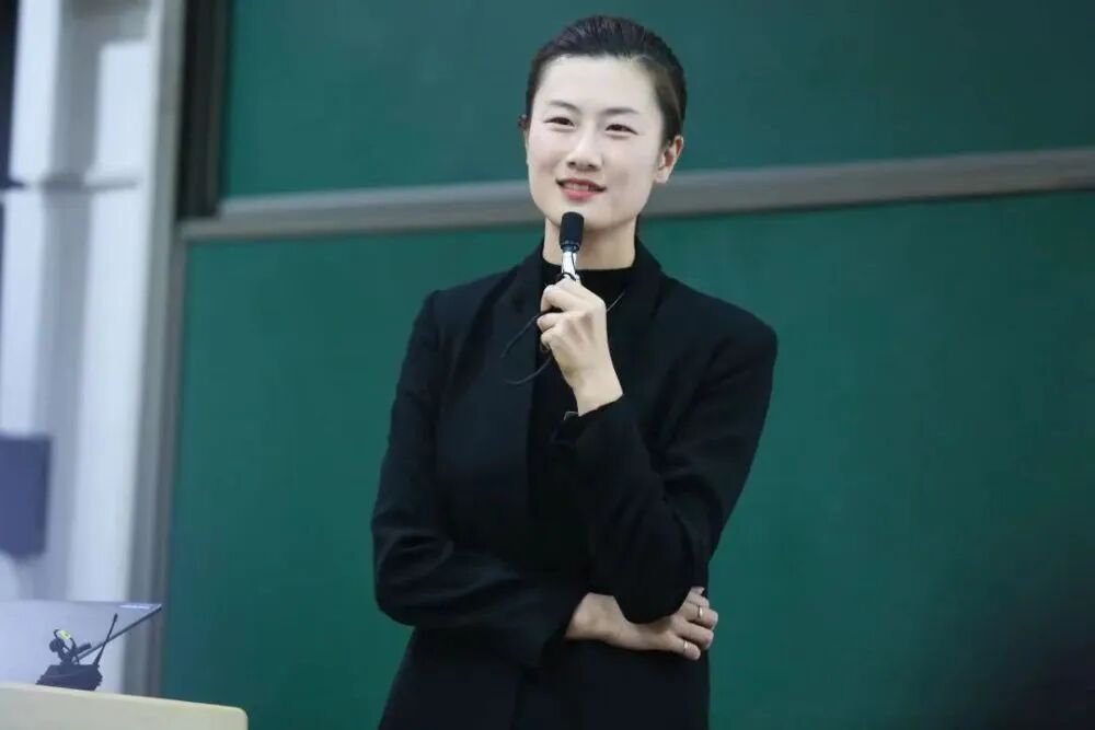 有礼貌，当导演吧！