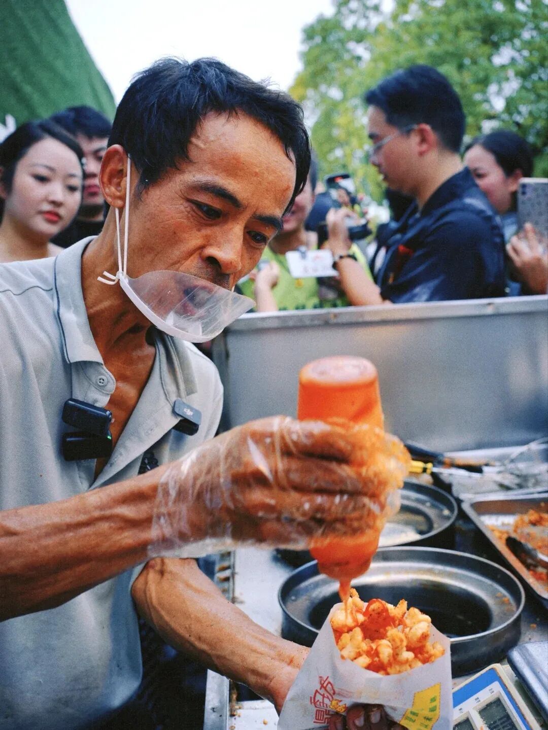 “鸡排哥”为何如此受欢迎？爱与忠诚直达人心