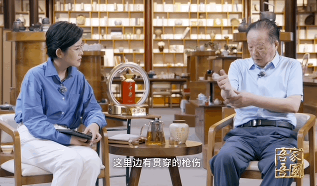 那天,他举起了凳子,与数百万人一起“摧毁”