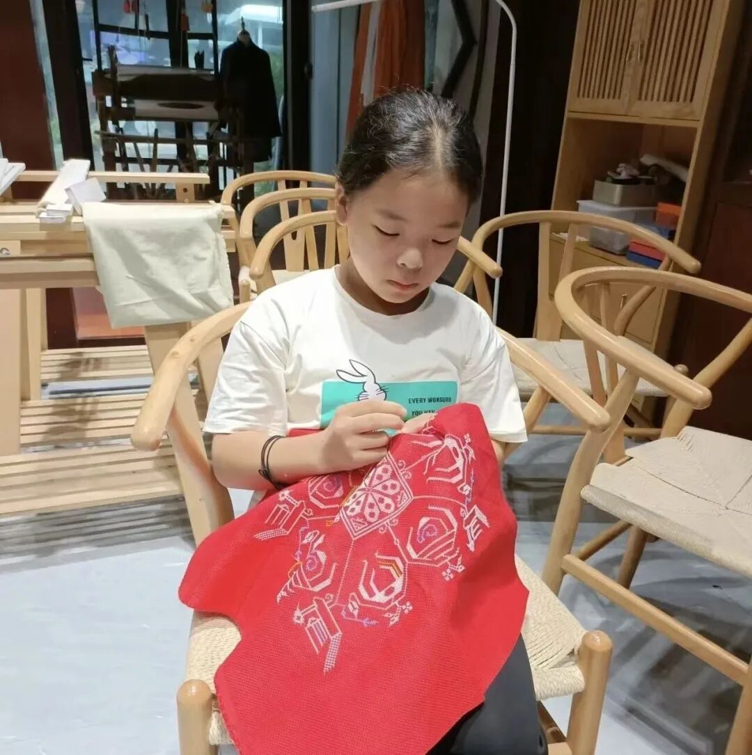 机器人面前吃鱼面、听戏