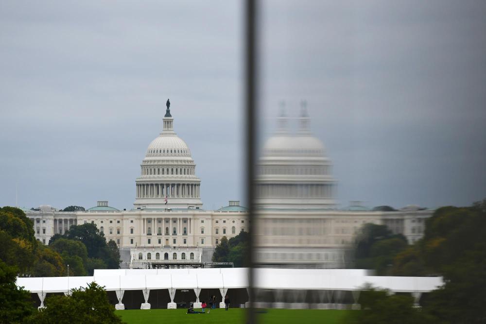 美国两党持续抗“关门”，特朗普退出中东访问