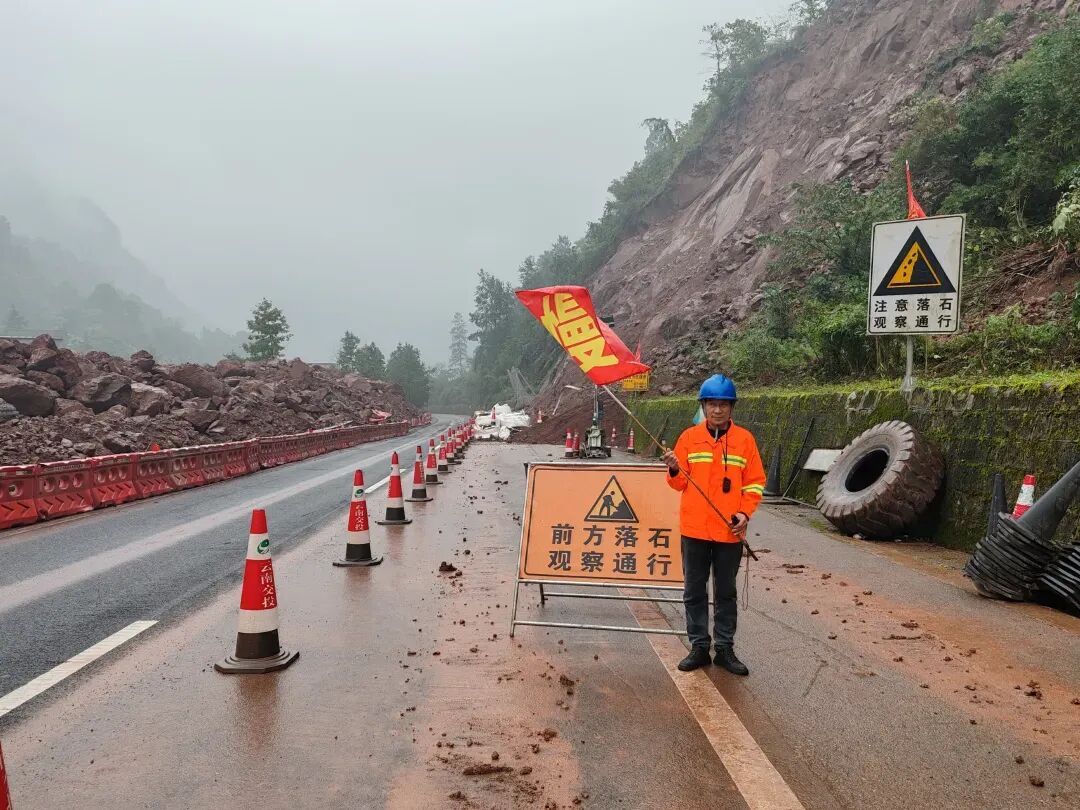 他在高速公路上竭尽全力拦车,3分钟内挽救了十多人的生命!