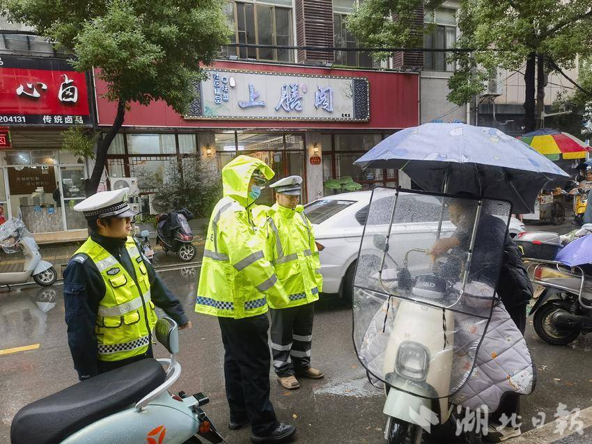 克服“顽固的道路问题”！应城市电动三轮车、