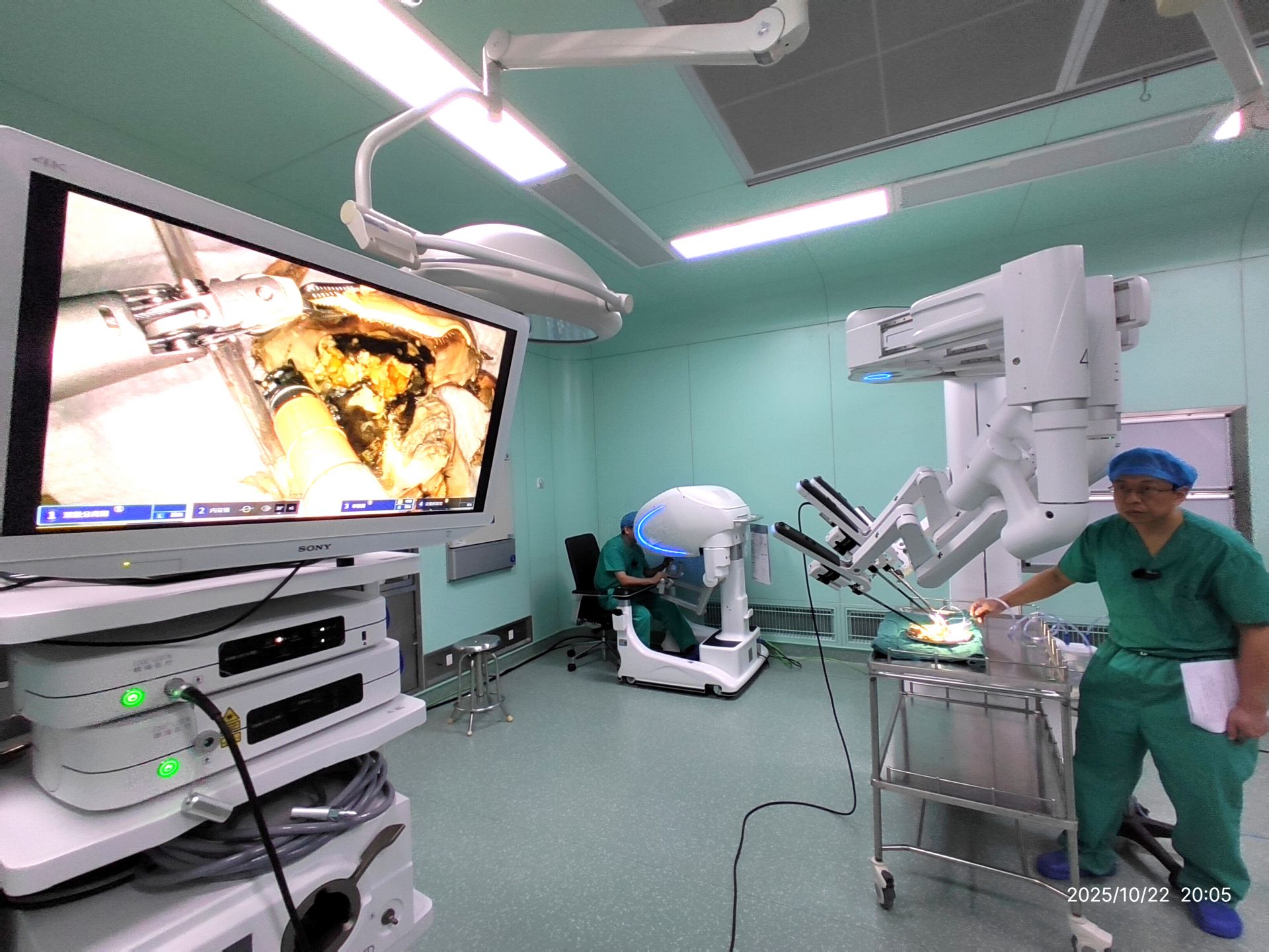 手术机器人“外科医生”剥螃蟹，医生直播的科