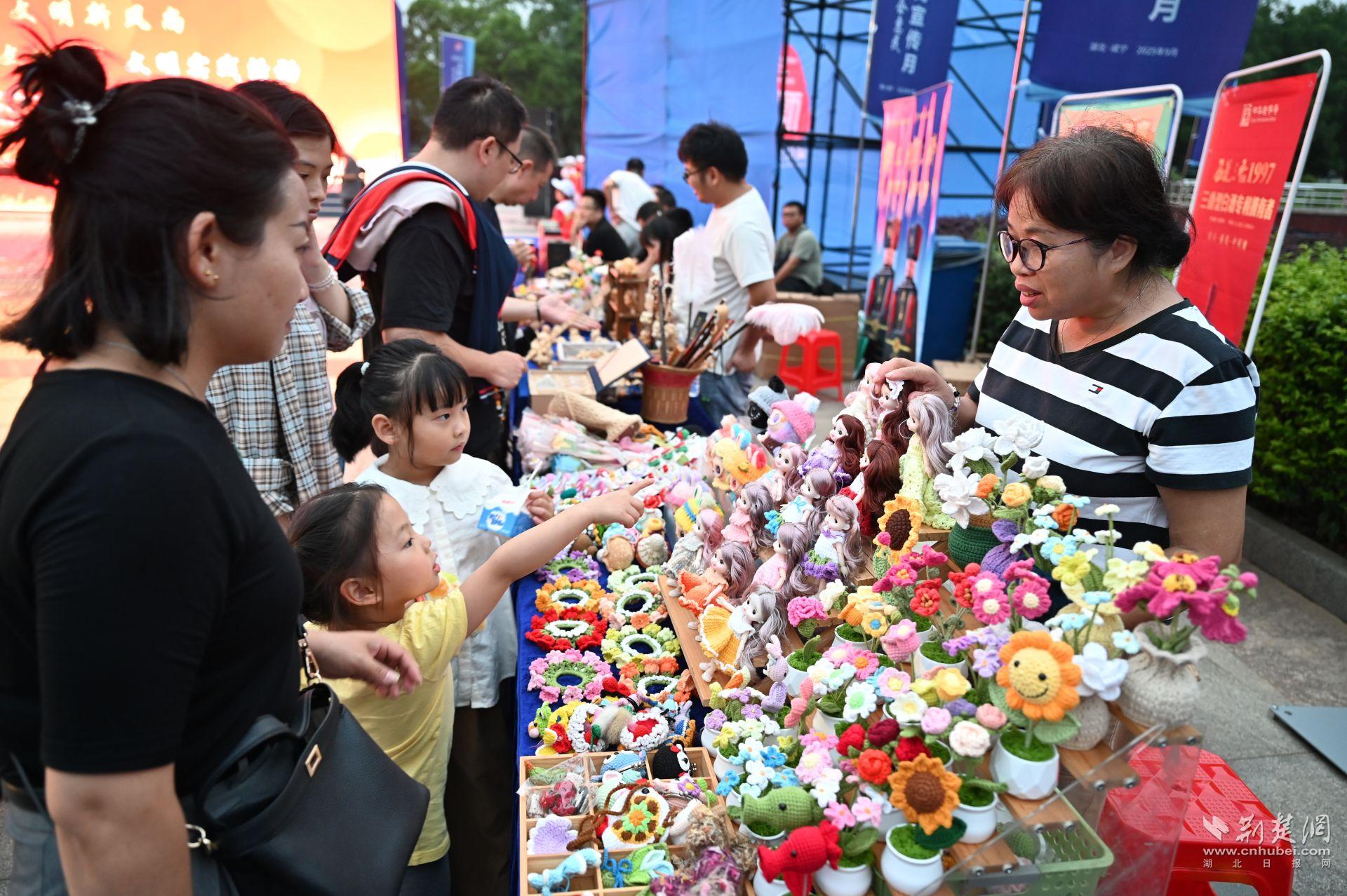 2025年9月22日,社区文化节社区文明集市,居民文创达人的展销作品深受居民欢迎。.JPG.JPG