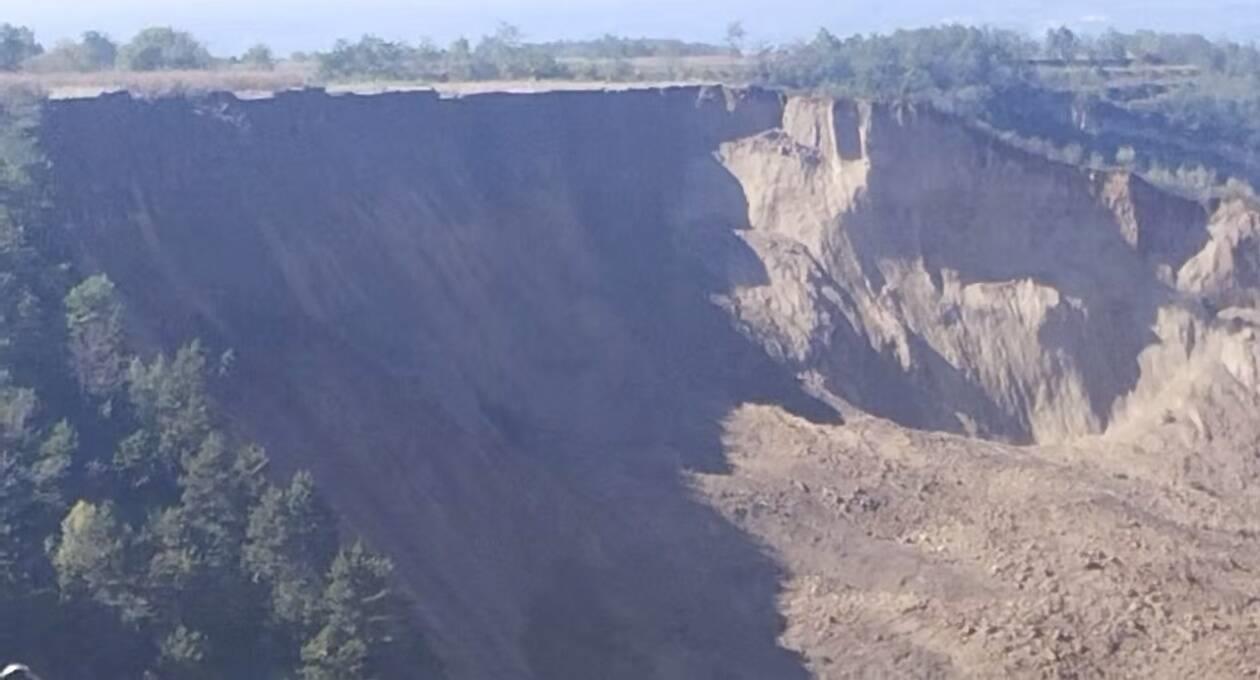 当他花了 100 多个小时收割玉米时，山崩塌了，一