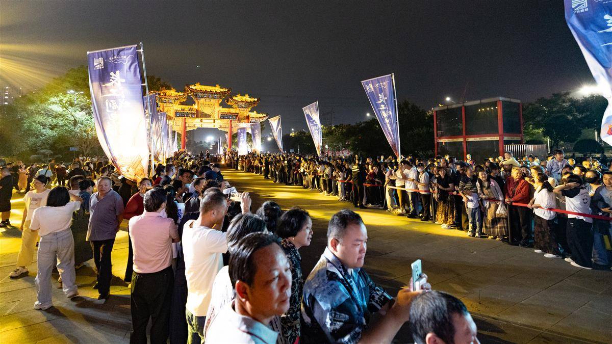 “齐导演”到了武汉，人气这么高！