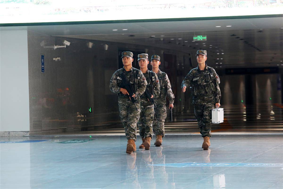 在节日期间，战斗保持在原地，武装警察和保护