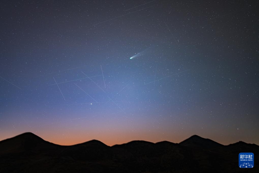 今年最亮彗星出现在夜空中