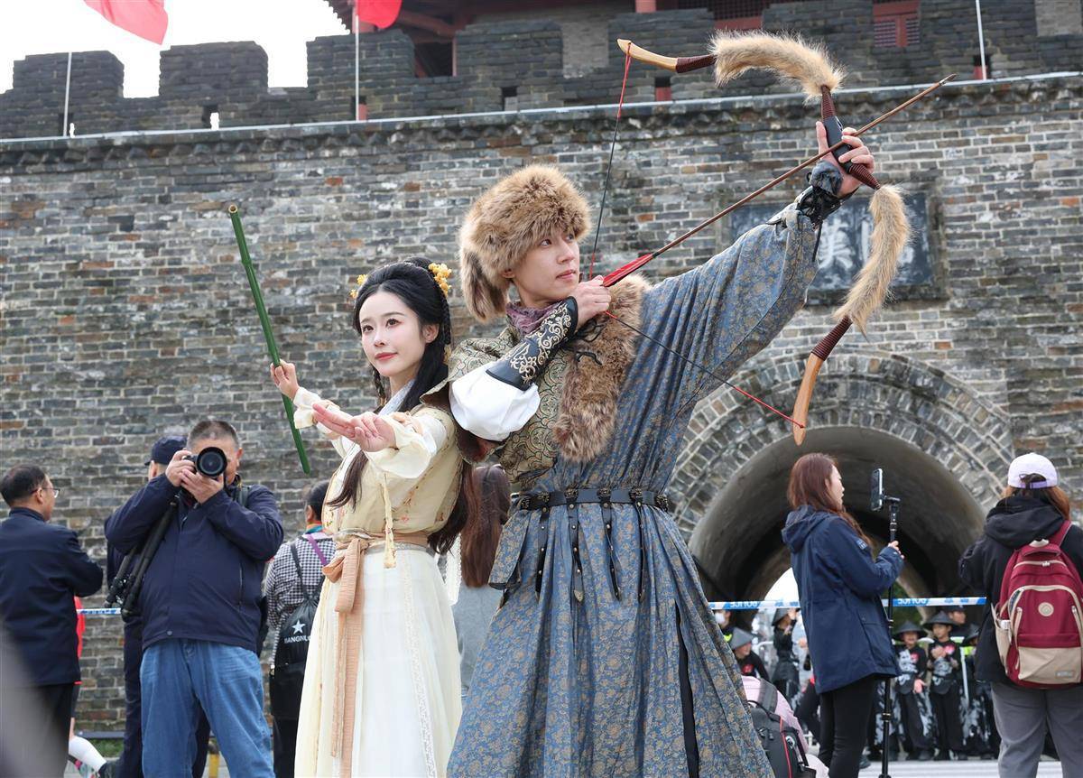 “郭靖”和“黄蓉”亮相襄阳马拉松,在临汉门