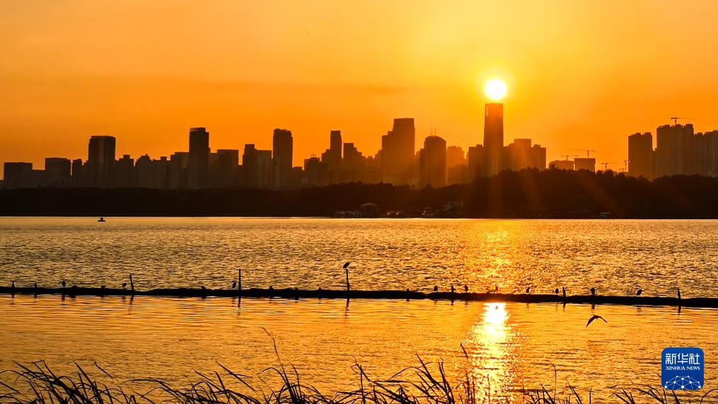 美丽中国丨秋水夕阳灿烂江城