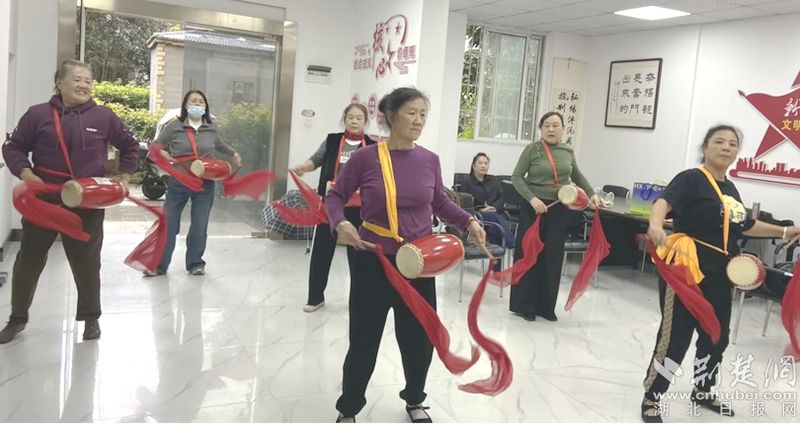 鄂城狮山社区举办腰鼓训练活动，居民齐聚一堂