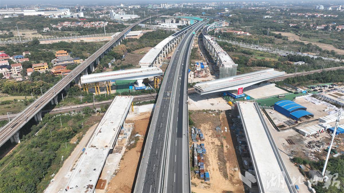 双桥上演“空中芭蕾” 双柳长江大桥接线工程贯通