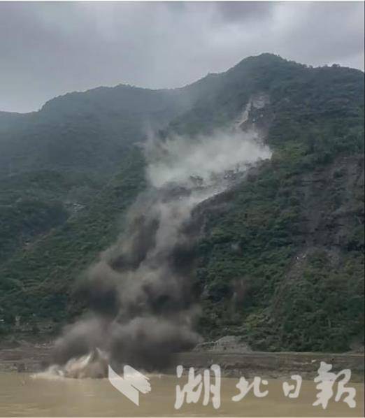 历时两个小时，生死攸关，才帮助七个人逃离了数万立方米山体的倒塌。