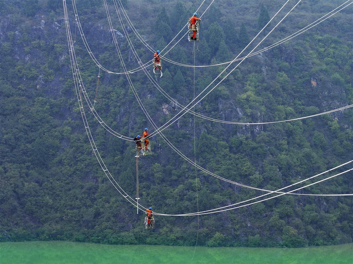安装在100米高处的设备为西武高速铁路供电