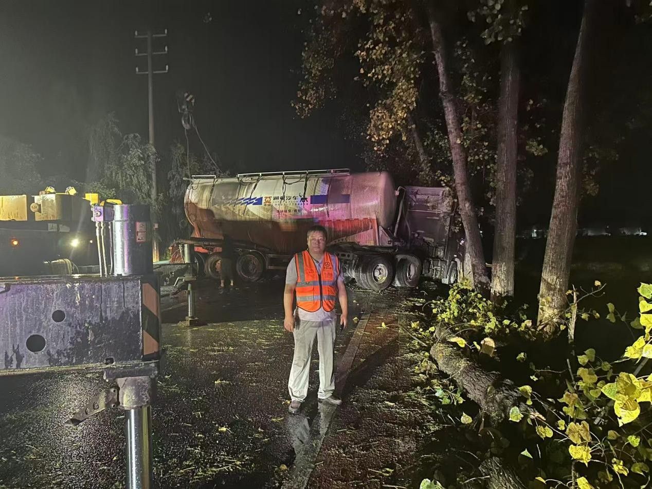 G347突发交通事故,公路交通局组织3小时内赶赴救