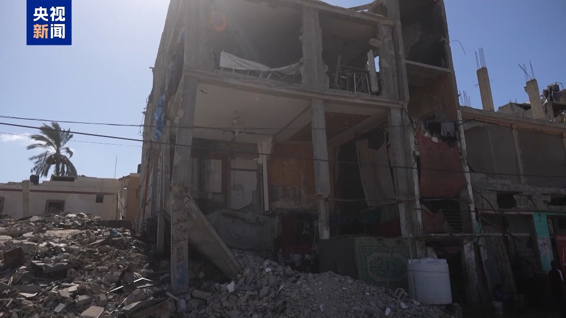 一名加沙女孩的童年被战争打破了，当时她的所