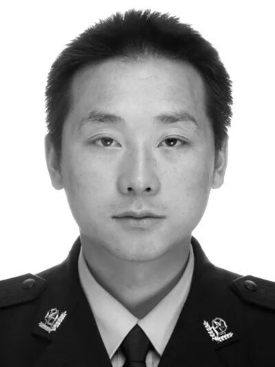 我很伤心！官员在驾驶此案时因服役而死亡。我