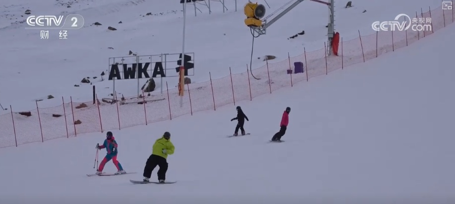 一季到四季；小众到大众！创新重构冰雪产业链冰雪消费释放新增完美体育网站长点(图3)